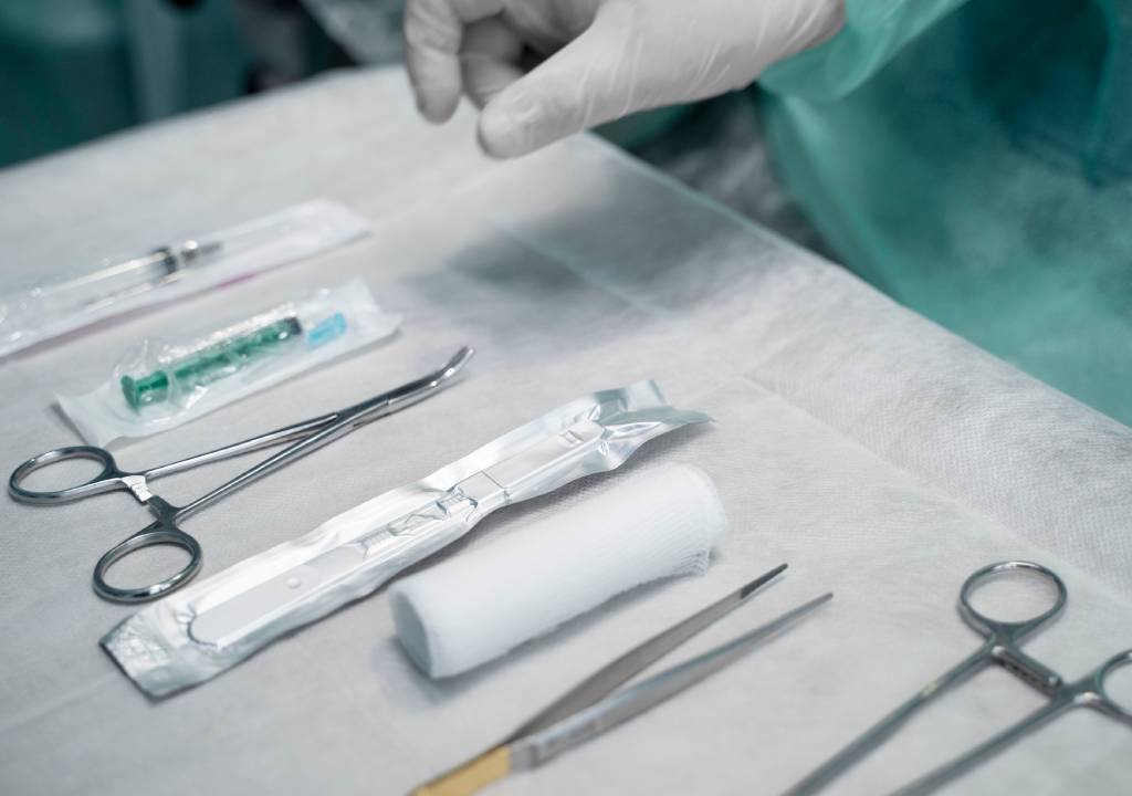 limportance-du-materiel-sterile-dans-les-cliniques-et-laboratoires-min